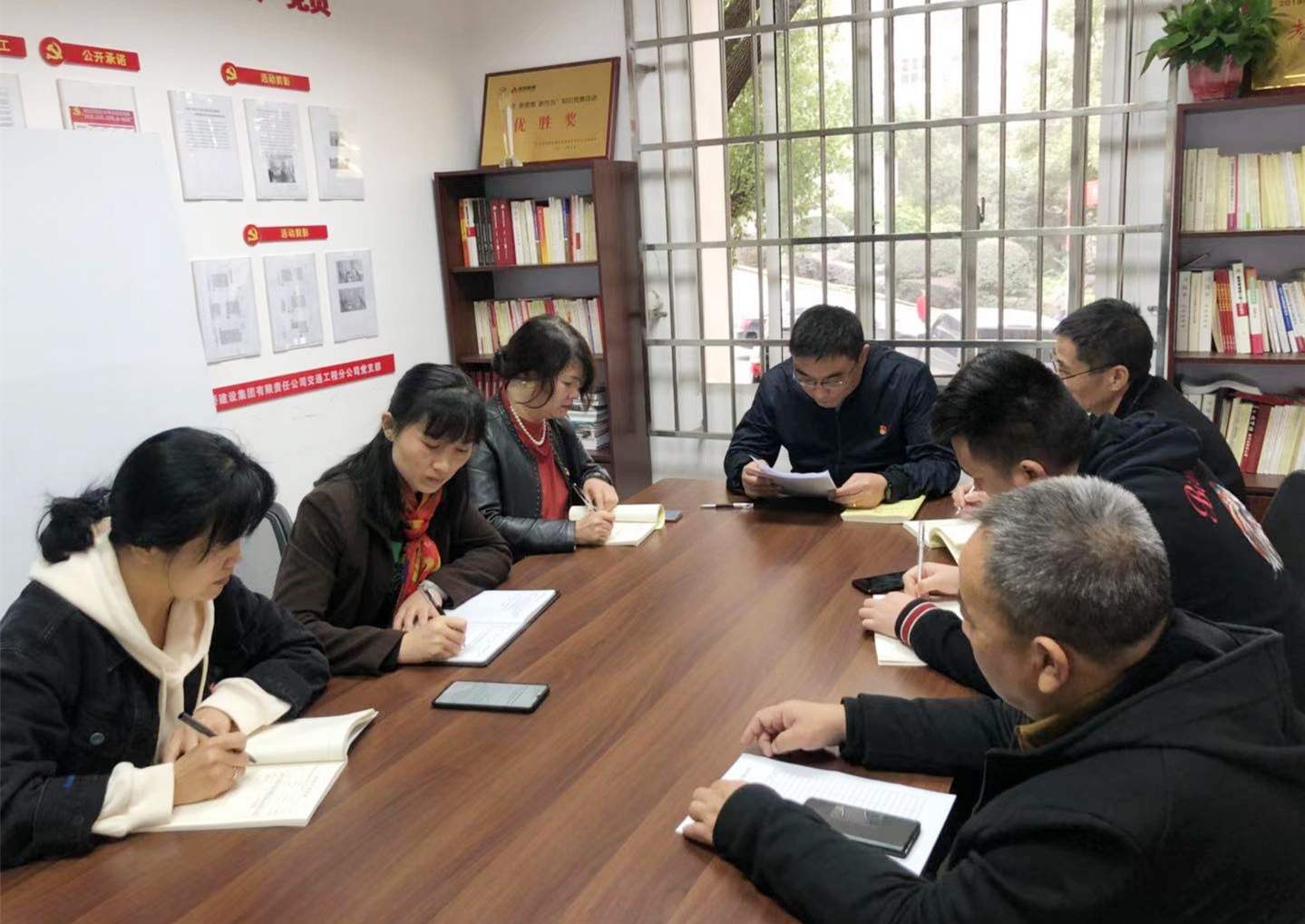11月20日，，，，，，交通工程党支部专题学习党的十九届五中全会精神_副本.jpg
