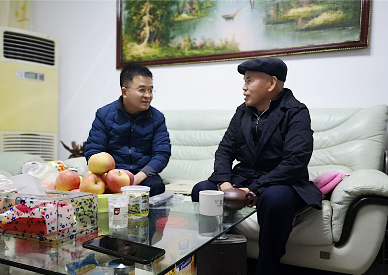 9、2月9日，，，，，，，，刘迪祥慰问老党员蔡和祥_副本_副本.jpg