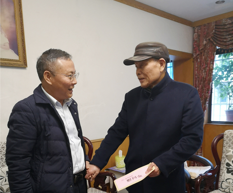 5、2月8日，，，，，，，，陈国初慰问老党员陈国斌_副本_副本.jpg