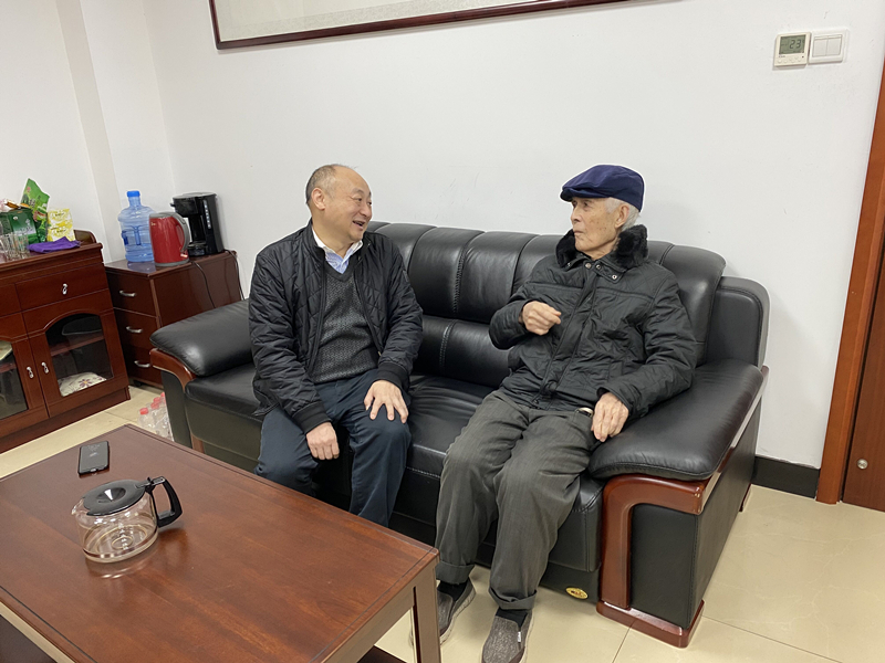 14、2月8日，，，，，，，，彭南越慰问离休干部雷岳_副本.jpg