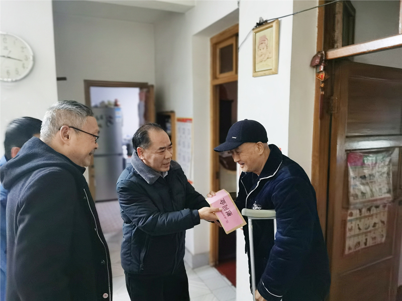 6、2月8日，，，，，，，，盛希慰问党员黄励,到家中对其重病出院的父亲。。。。。_副本_副本.jpg