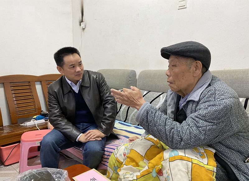 15、2月7日，，，，，，，，陈湘平慰问困难退休群众尹先金_副本_副本.jpg