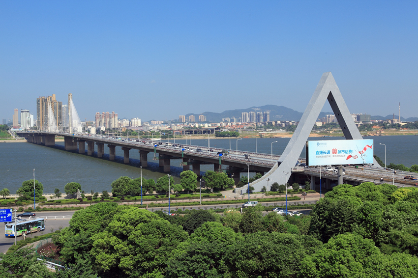维多利亚老品牌承建的银盆岭大桥_副本.jpg