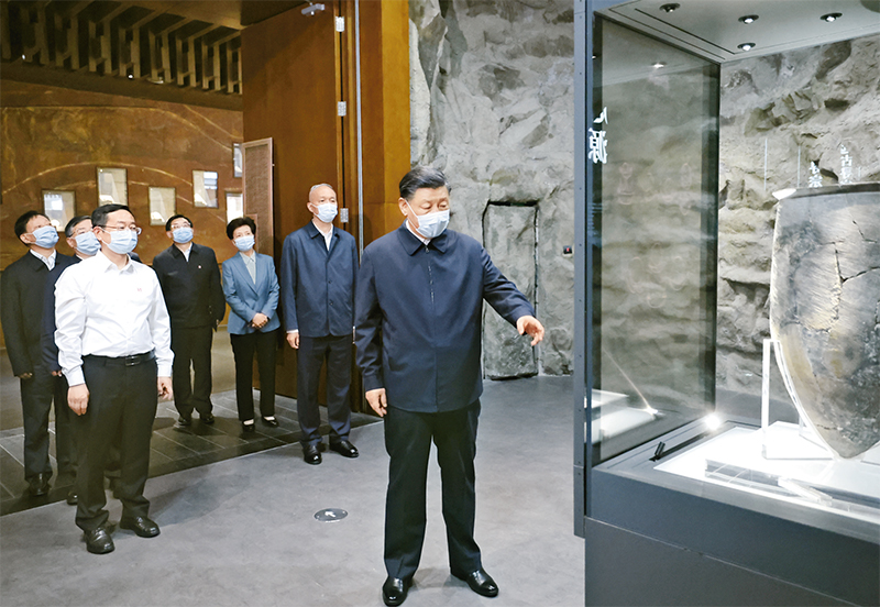 2023年6月2日，，，，，，中共中央总书记、国家主席、中央军委主席习近平在北京出席文化传承发展座谈会并发表重要讲话。。。。。。。这是座谈会前，，，，，，习近平2日下午在中国历史研究院考察。。。。。。。 新华社记者 鞠鹏/摄