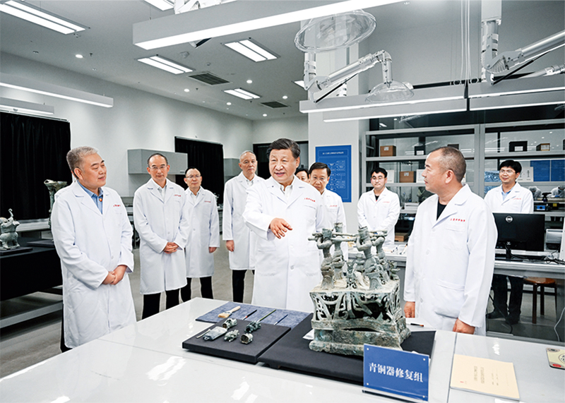 2023年7月25日至27日，，，，，，中共中央总书记、国家主席、中央军委主席习近平在四川考察。。。。。。。这是26日下午，，，，，，习近平在位于德阳市广汉市的三星堆博物馆文物；；；；；；；；び胄薷垂荩，，，，同现场工作人员亲切交流。。。。。。。 新华社记者 谢环驰/摄