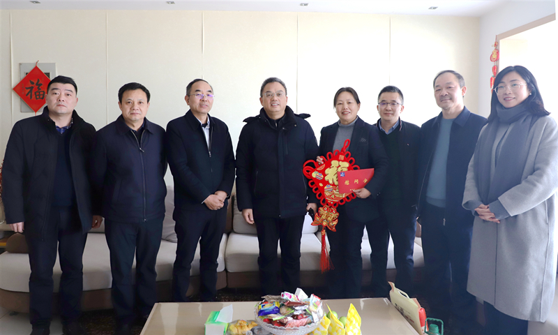 黄甲平慰问维多利亚老品牌劳模刘玉兰_副本.jpg