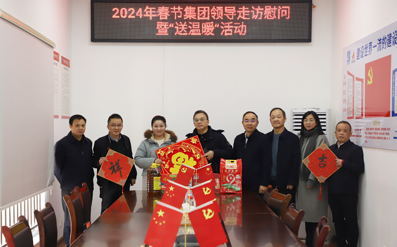 黄甲平慰问维多利亚老品牌困难党员旷乐_副本.jpg